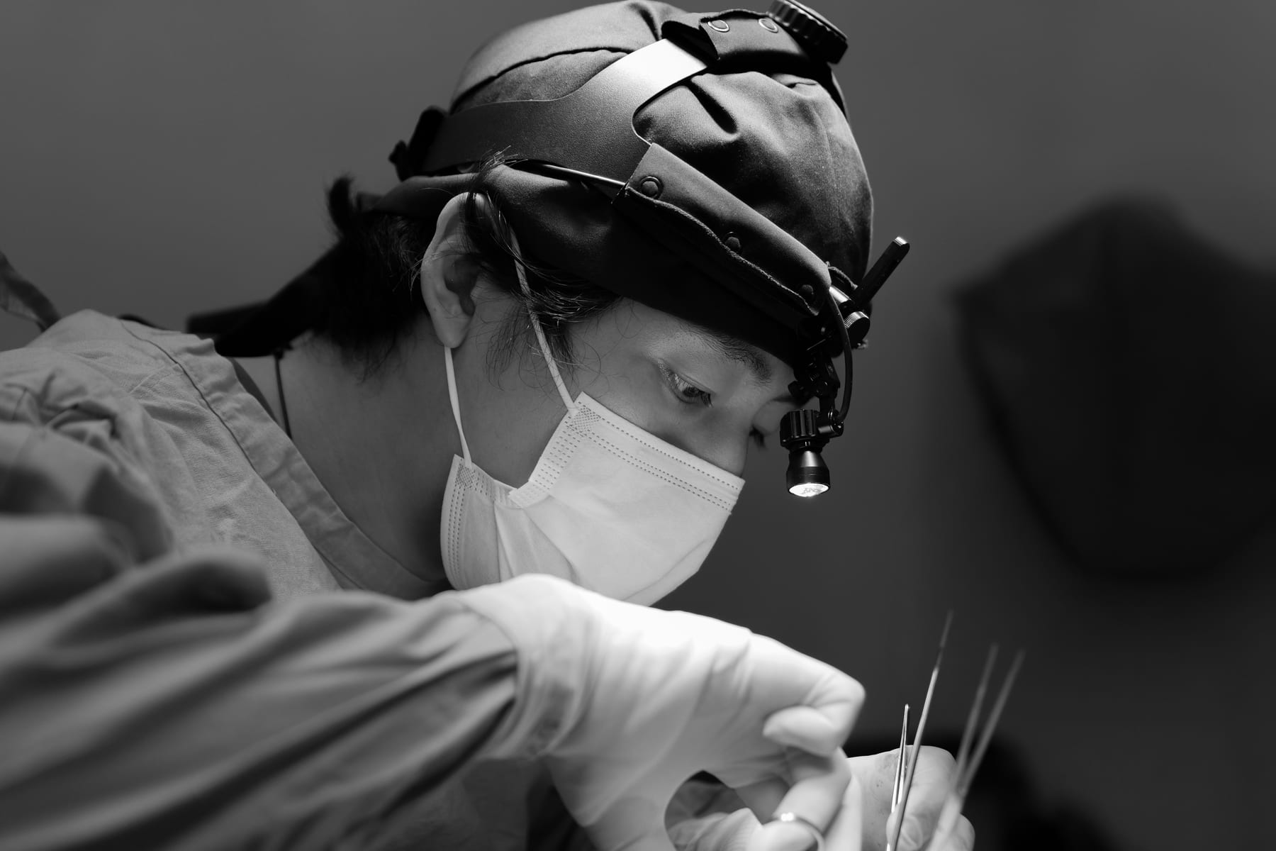 배광일 원장이 기능코성형 진료 중 환자의 코 내부를 확인하는 장면