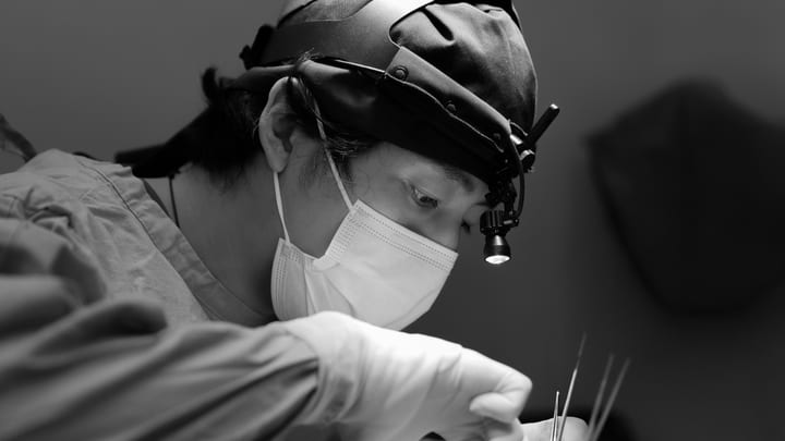 배광일 원장이 기능코성형 진료 중 환자의 코 내부를 확인하는 장면